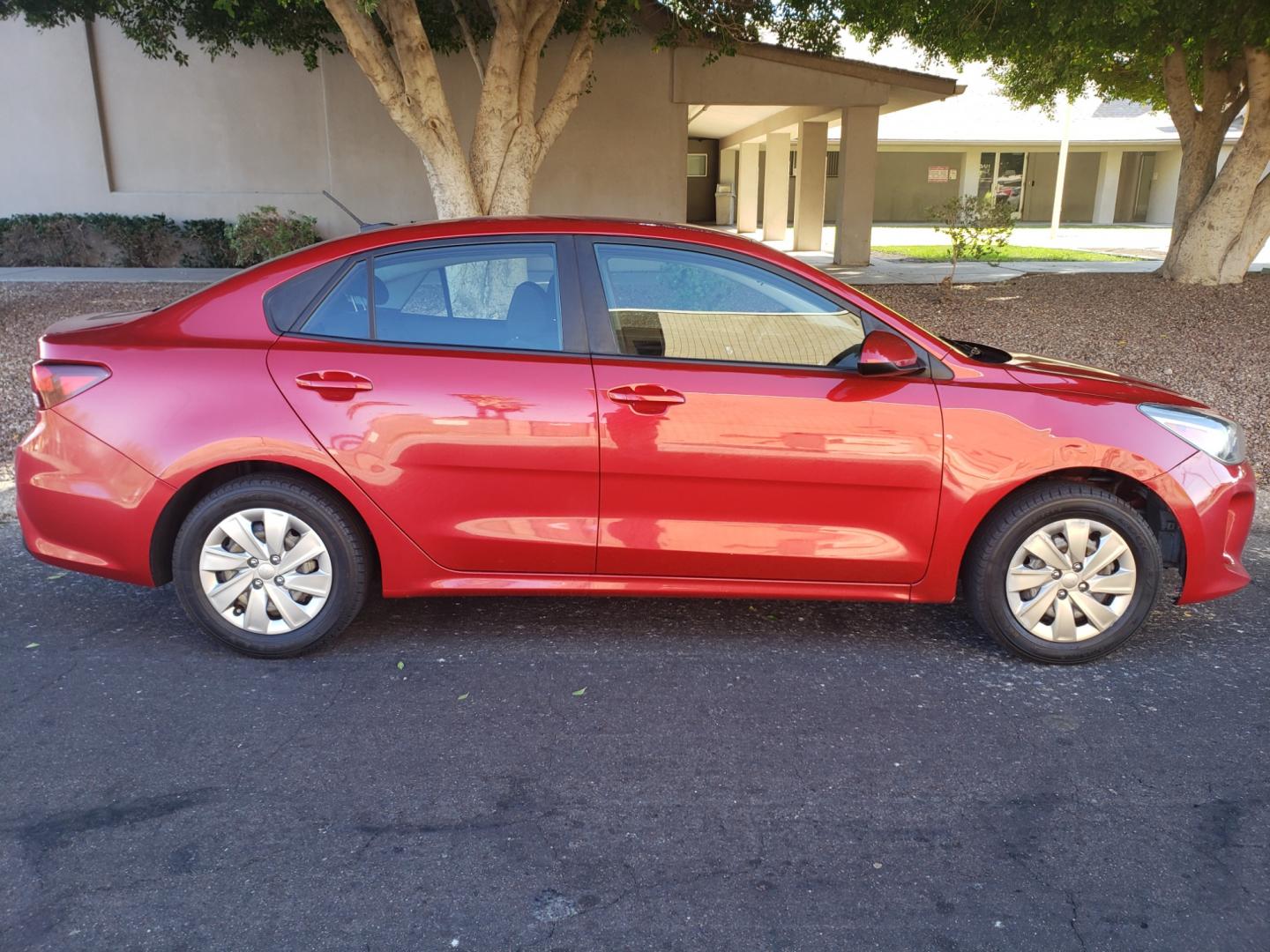 2018 /gray and black Kia Rio S (3KPA24AB4JE) with an 1.6L L4 DOHC 16V engine, 4-Speed Automatic transmission, located at 323 E Dunlap Ave., Phoenix, AZ, 85020, (602) 331-9000, 33.567677, -112.069000 - Photo#4